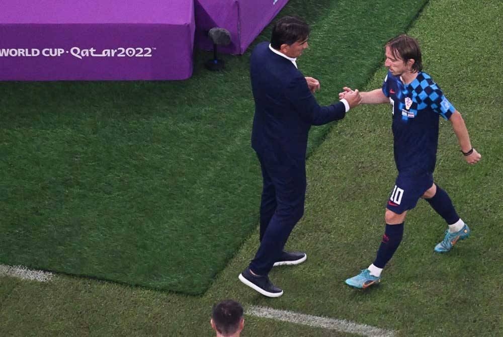 Dalic (kiri) berharap Modric kekal bersama Croatia beraksi di pentas antarabangsa. - Foto Agensi