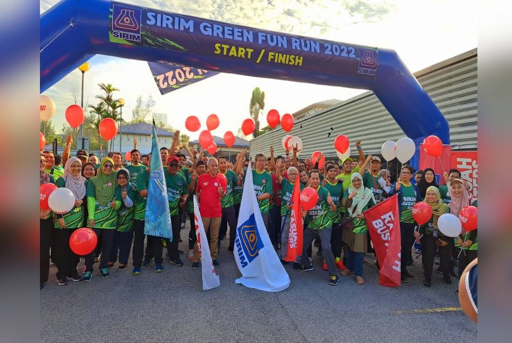 Ahmad Sabirin (tengah) bersama Hussamuddin dan Muhammad Nasir bersedia melepaskan peserta fun run SIRIM Green Day 2022 yang diadakan di Shah Alam pada Jumaat.