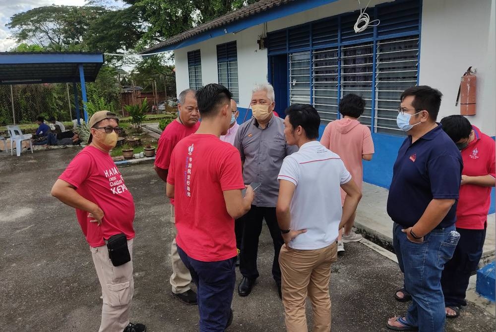 Chin Ong (tengah) ditemui di Balai Polis Hulu Yam Bharu, Hulu Selangor pada Jumaat.