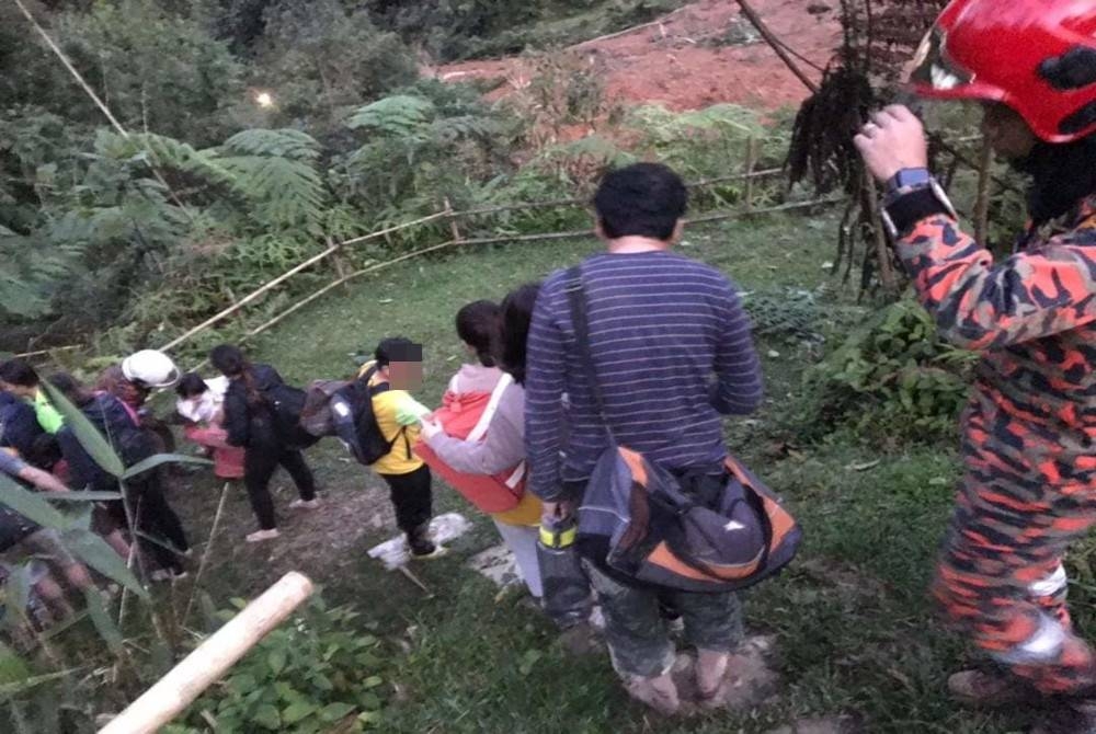 Jabatan Bomba dan Penyelamat masih melakukan kerja-kerja mencari dan menyelamat di lokasi tanah runtuh di tapak perkhemahan awam berhampiran Father’s Organic Farm, Batang Kali pada Jumaat.