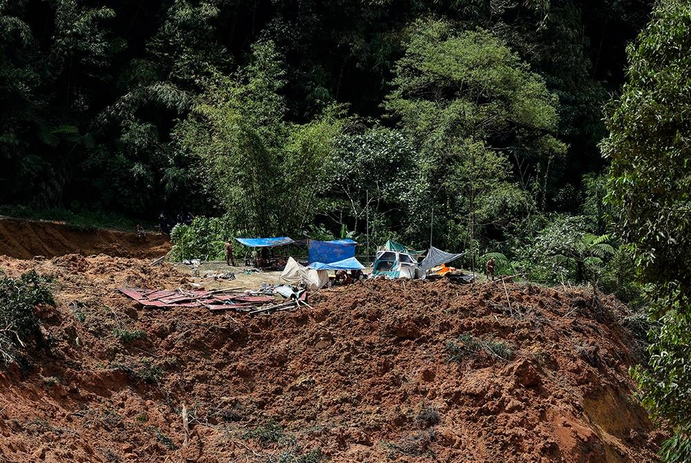 Keadaan tanah runtuh berhampiran tapak perkhemahanFather&#039;s Organic Farm, Batang Kali pada Jumaat.