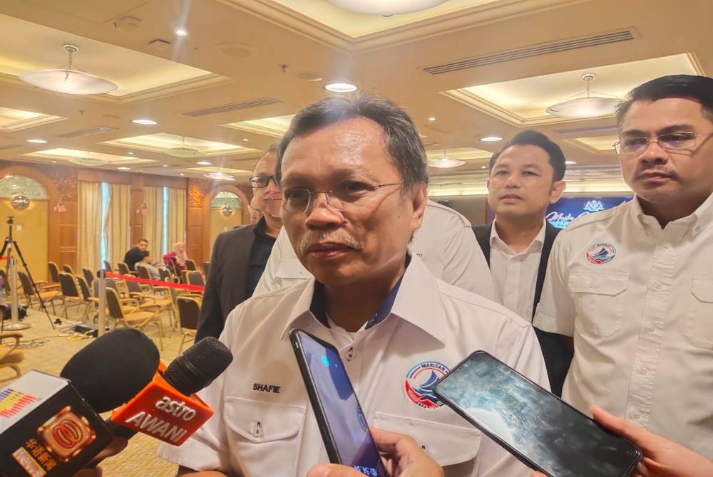 Mohd Shafie (depan) ditemui pemberita selepas MoU Permuafakatan Antara Gabungan di bawah Kerajaan Perpaduan di Putrajaya pada Jumaat.