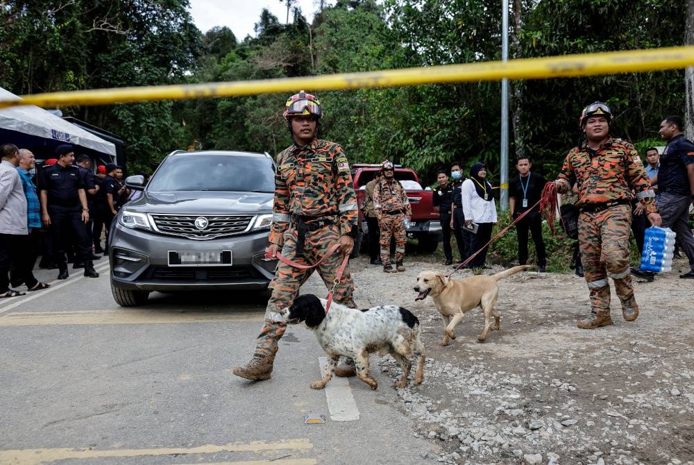 KPDN dengan kerja sama beberapa pasar raya memberi bantuan makanan kepada mangsa dan petugas di kawasan tanah runtuh di Batang Kali pada Jumaat. - Foto Bernama