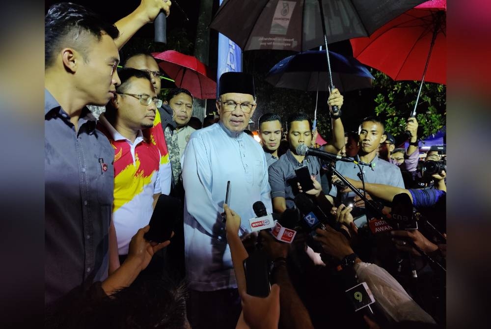 Anwar pada sidang akhbar selepas melakukan tinjauan di kawasan berhampiran tapak perkhemahan di Jalan Genting Highlands-Batang Kali pada Jumaat.