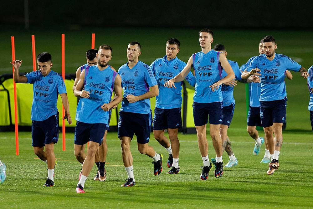 Pemain Argentina ketika sesi latihan menjelang perlawanan akhir Piala Dunia Qatar menentang Perancis.