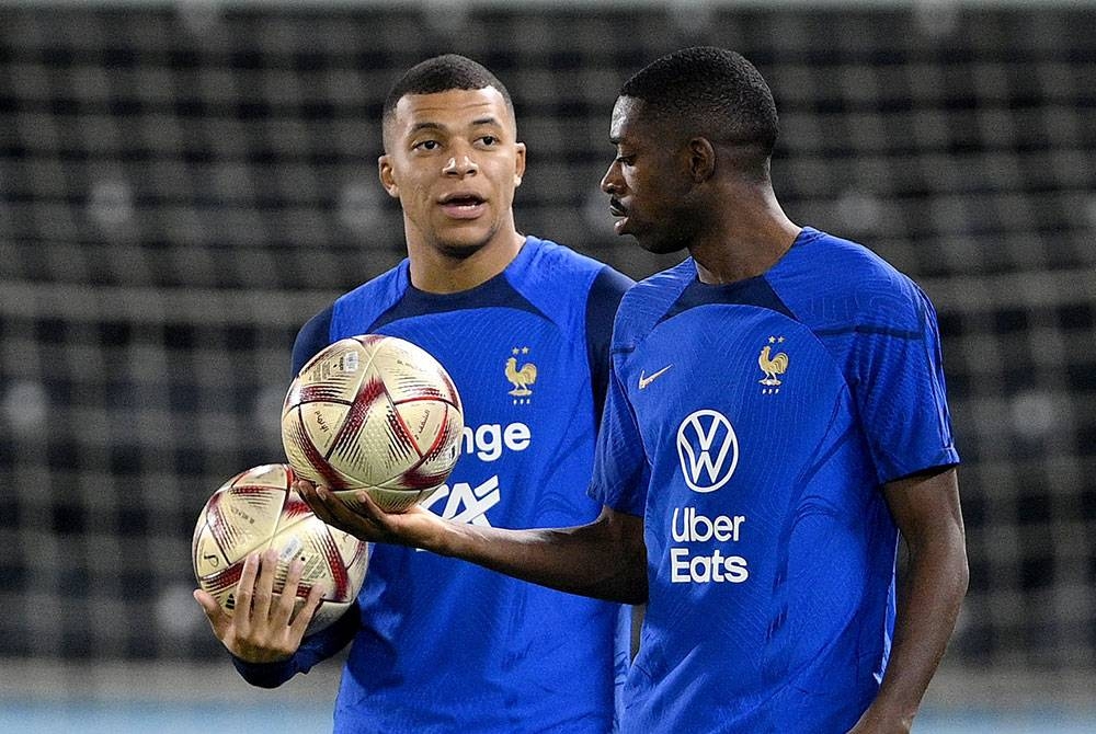 Dembele (kanan) dan Kylian Mbappe ketika sesi latihan pasukan.