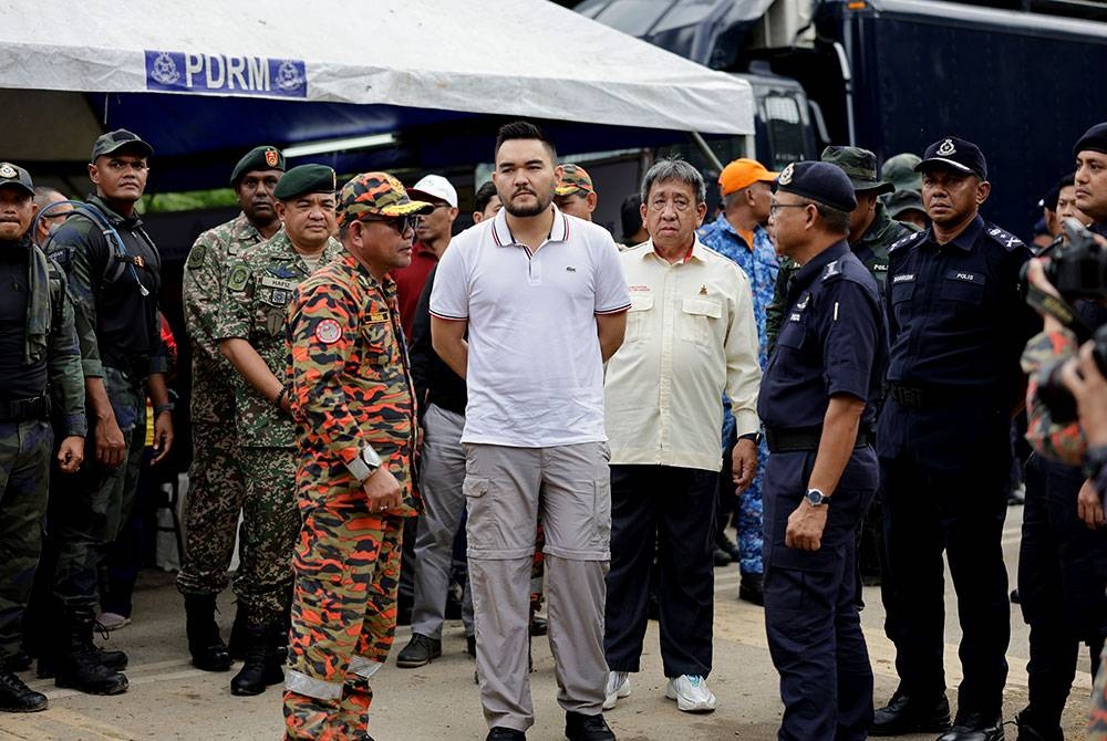 Tengku Amir berkenan melawat ke lokasi kejadian tanah runtuh di tapak perkhemahan Father&#039;s Organic Farm, Batang Kali, hari ini. - Foto Bernama