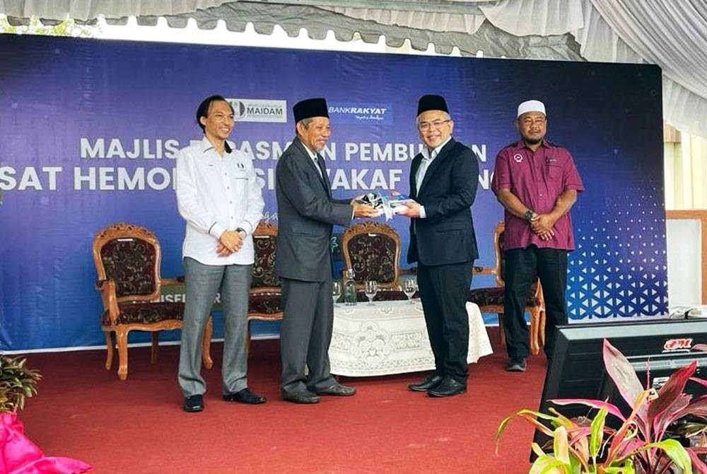 Mohammad Hanis (dua dari kanan) bersama Shaikh Harun (dua dari kiri) serta Ahmad Azrin (kiri) ketika majlis pelancaran Pusat Hemodialisis Wakaf Terengganu, baru-baru ini.