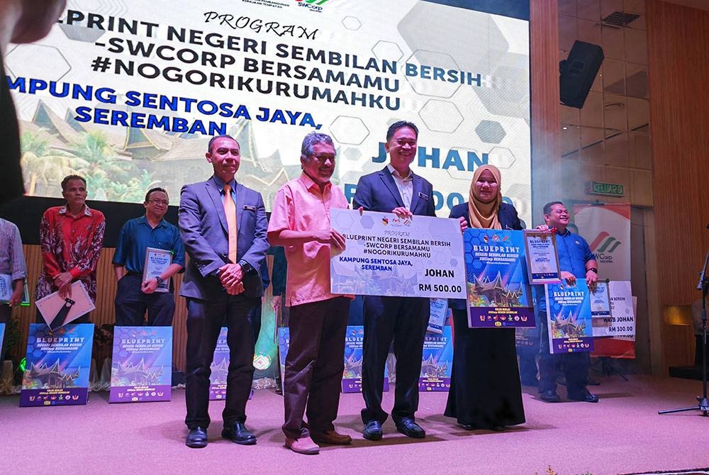 Teo Kok Seong menyampaikan Hadiah kepada pemennagprogram Blueprint