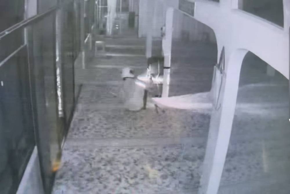 Rakaman CCTV menunjukkan suspek sedang memecah dan mencuri wang dalam tabung derma Masjid Annur Felda Teloi Timur, Sik pada Jumaat.