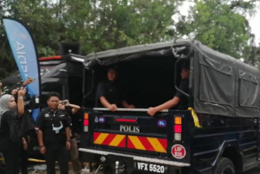 Kenderaan polis membawa dua mayat mangsa tragedi tanah runtuh di Father&#039;s Organic Farm, Jalan Genting pada Sabtu.