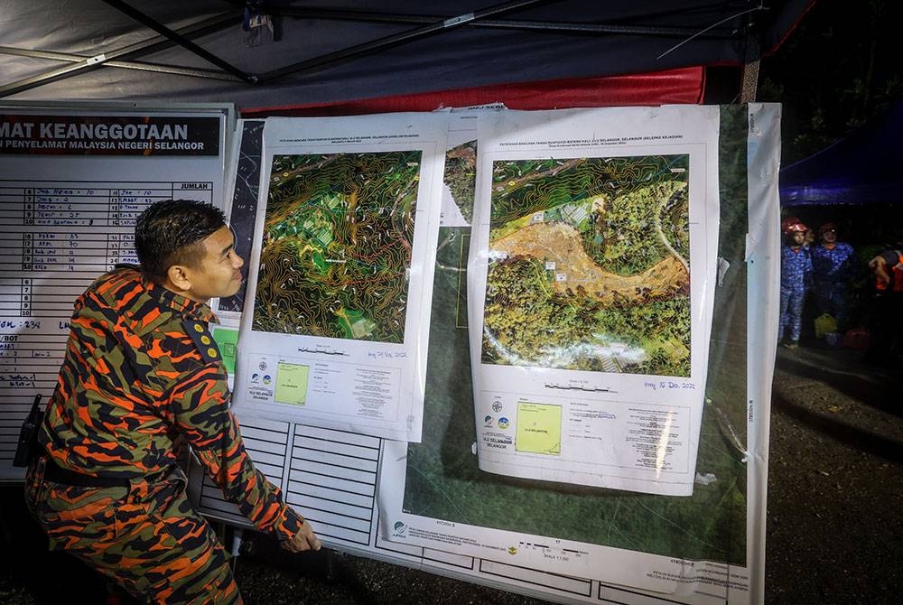 Pasukan Jabatan Bomba dan Penyelamat Malaysia ketika melakukan kerja-kerja mencari dan menyelamat mangsa-mangsa yang tertimbus di lokasi tanah runtuh - Foto Bernama