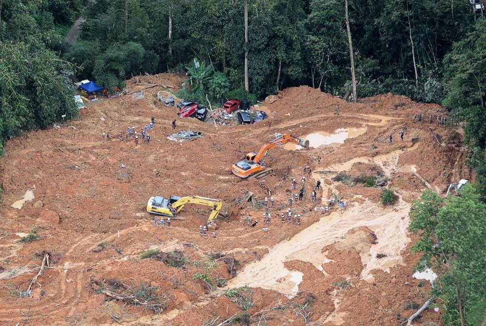 Pemandangan atas kawasan insiden tanah runtuh di tapak perkhemahan berhampiran sebuah ladang organik di Father’s Organic Farm, Gohtong Jaya, hari ini. - Foto Bernama