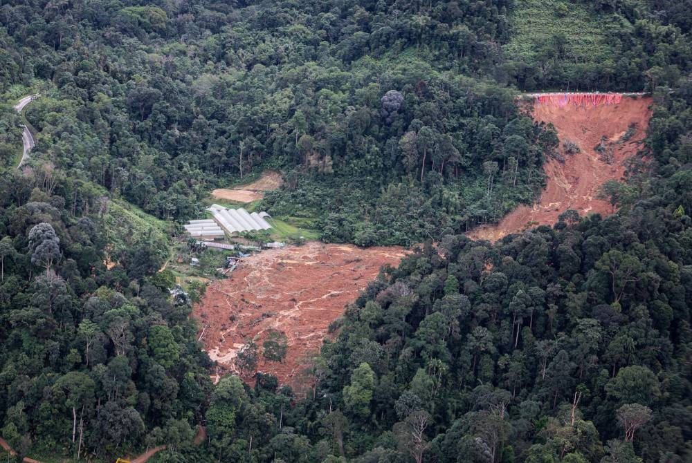 Pemandangan atas kawasan insiden tanah runtuh di tapak perkhemahan berhampiran sebuah ladang organik di Father’s Organic Farm, Gohtong Jaya, hari ini. - Foto Bernama