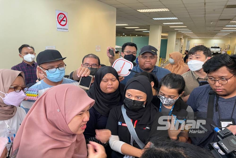 Fadhlina (kiri) ketika ditemui pemberita selepas melawat waris mangsa di Jabatan Forensik, Hospital Sungai Buloh pada Sabtu.