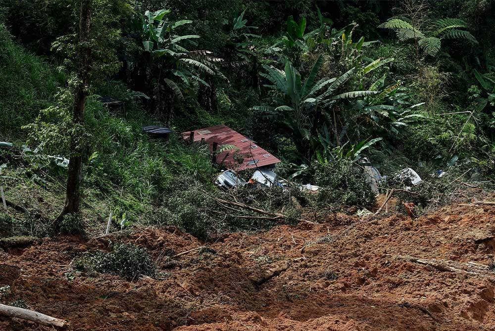 Keadaan tanah runtuh berhampiran tapak perkhemahan di Father&#039;s Organic Farm, Batang Kali. - Foto: Bernama