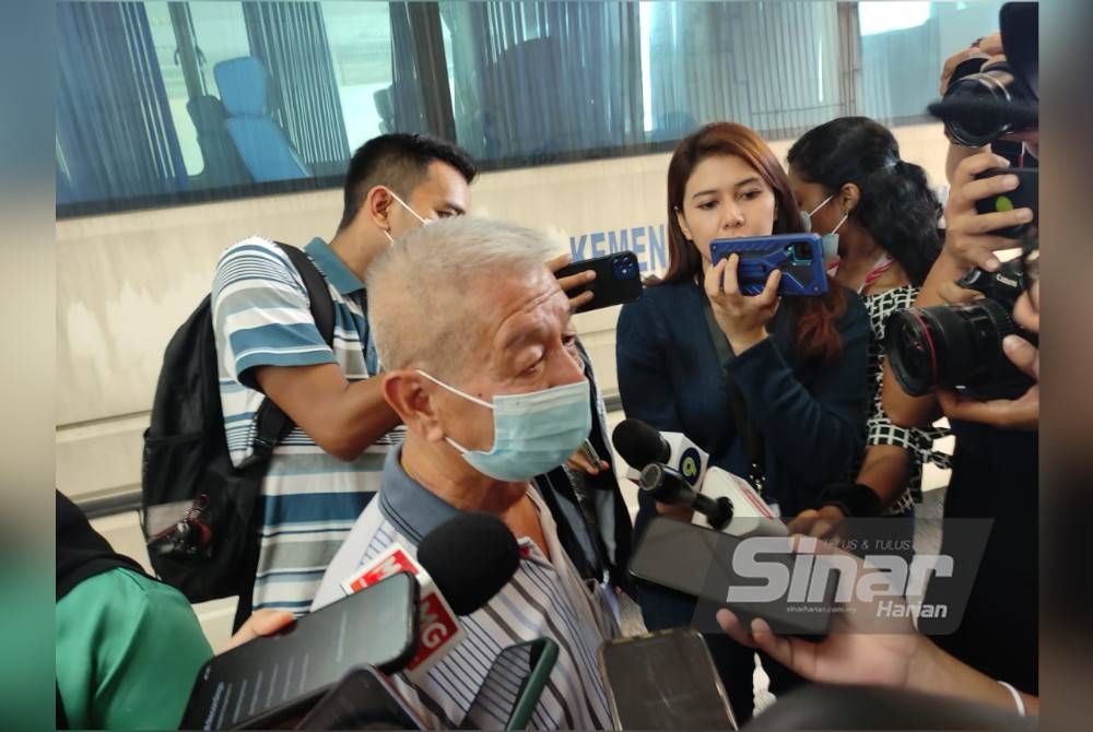 Bapa saudara mangsa yang terlibat dalam kejadian tanah runtuh di Jalan Batang Kali - Gohtong Jaya ketika ditemui pemberita di luar Jabatan Forensik, Hospital Sungai Buloh.