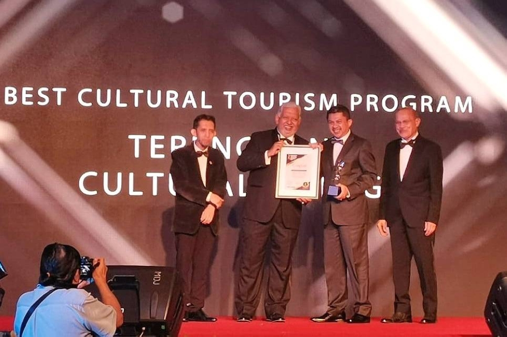 Kampung Budaya Terengganu (KBT) dinobatkan sebagai penerima anugerah Program Pelancongan Kebudayaan Terbaik oleh Persatuan Agensi Pelancongan Malaysia (MATA) dan Santai Travel Magazine.