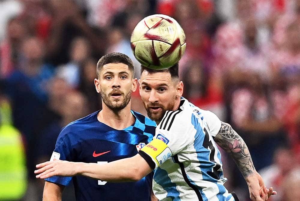 Messi (kanan) dalam pemburuan kejuaraan Piala Dunia pertamanya di Qatar 2022 selepas gagal di edisi Brazil 2014. FOTO: EPA