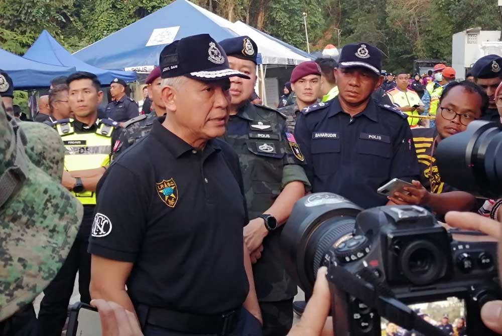 Tan Sri Acryl Sani Abdullah Sani ditemui media ketika meninjau lokasi tragedi tanah runtuh di tapak perkhemahan Father&#039;s Organic Farm pada Sabtu.