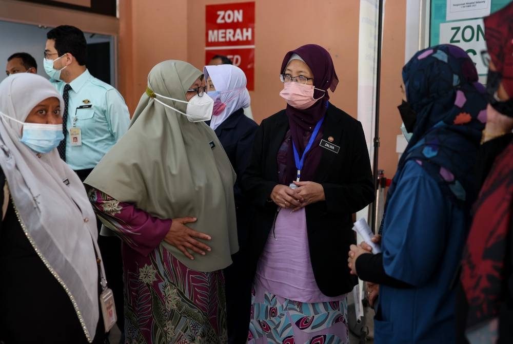 Dr Zaliha Mustafa (tiga dari kiri) hadir melawat mangsa kejadian tanah runtuh yang dirawat di Hospital Selayang.- Foto Bernama