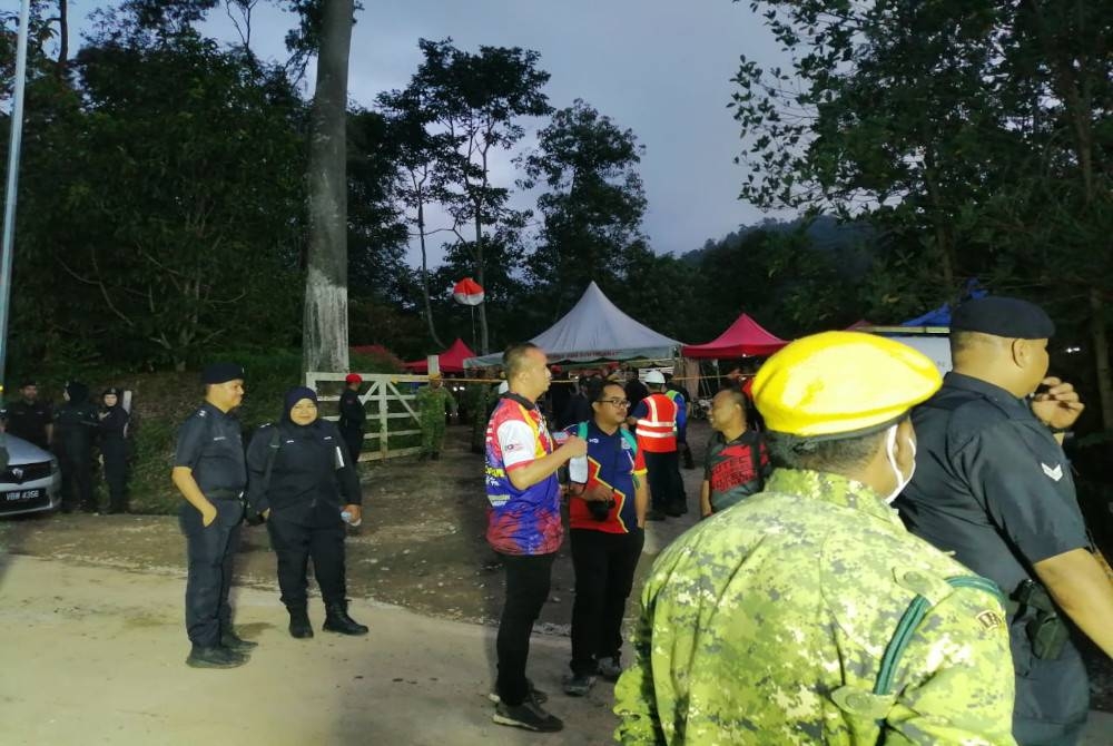 Keadaan di lokasi tanah runtuh di Father's Organic Farm, Jalan Genting, Batang Kali pada Sabtu.