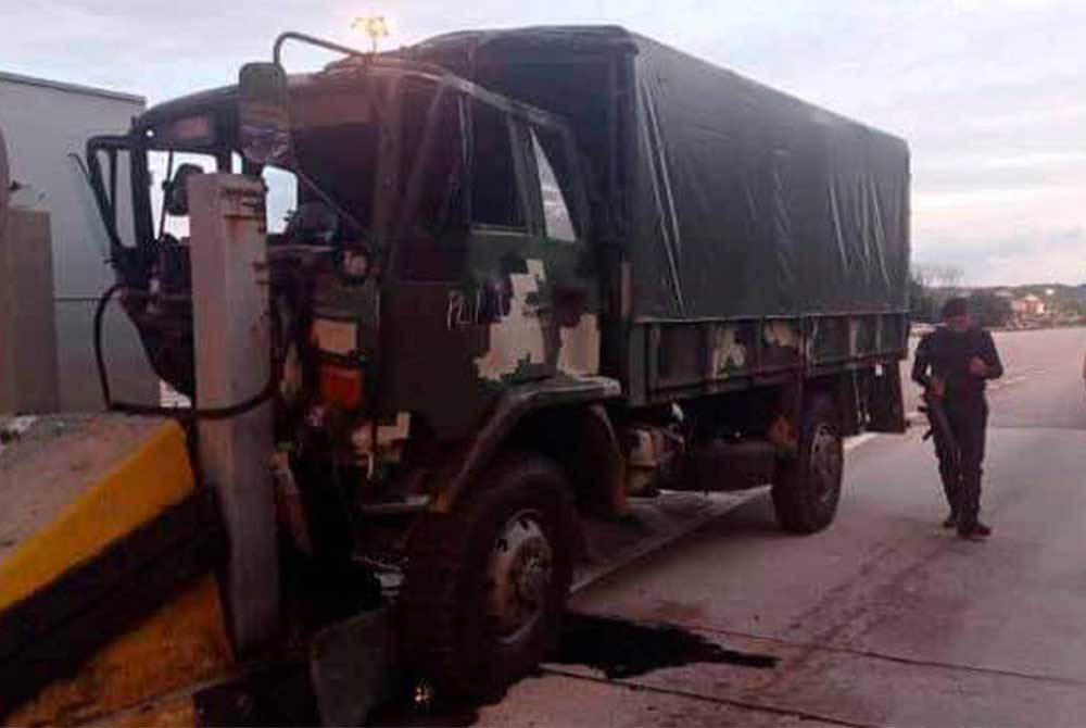 Lori ATM yang membawa 13 Parajurit Muda melanggar tembok batu pemisah lorong tol di Kilometer 7.1 Plaza Tol Lebuh Raya Seremban-Port Dickson di sini pada Jumaat. - Foto Ihsan polis