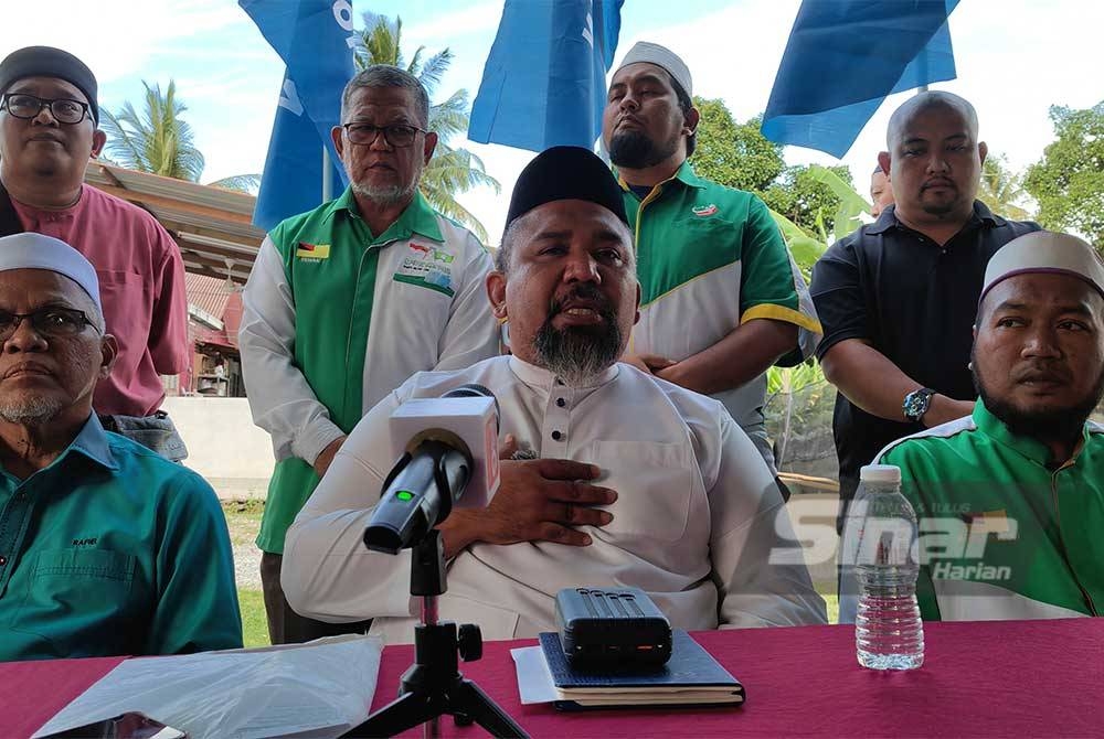 Zool Amali (tengah) pada sidang akhbar bagi mengumumkan kemasukannya ke dalam Pas.