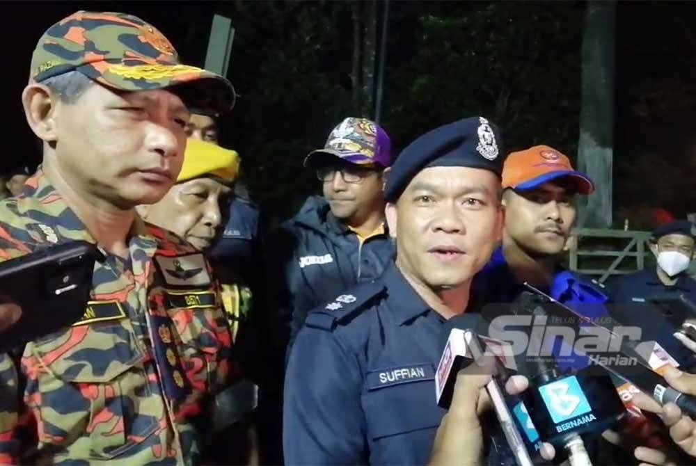 Suffian (dua dari kiri) pada sidang media di kawasan tragedi tanah runtuh di tapak perkhemahan Father&#039;s Organic Farm, Jalan Genting, Batang Kali.