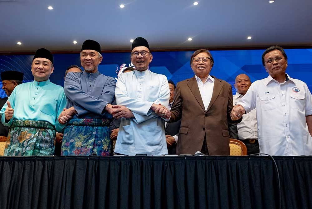 Anwar (tengah) ketika Majlis Menandatangani Permuafakatan Antara Gabungan Bawah Kerajaan Perpaduan Malaysia di Pejabat Perdana Menteri, Putrajaya pada Jumaat.