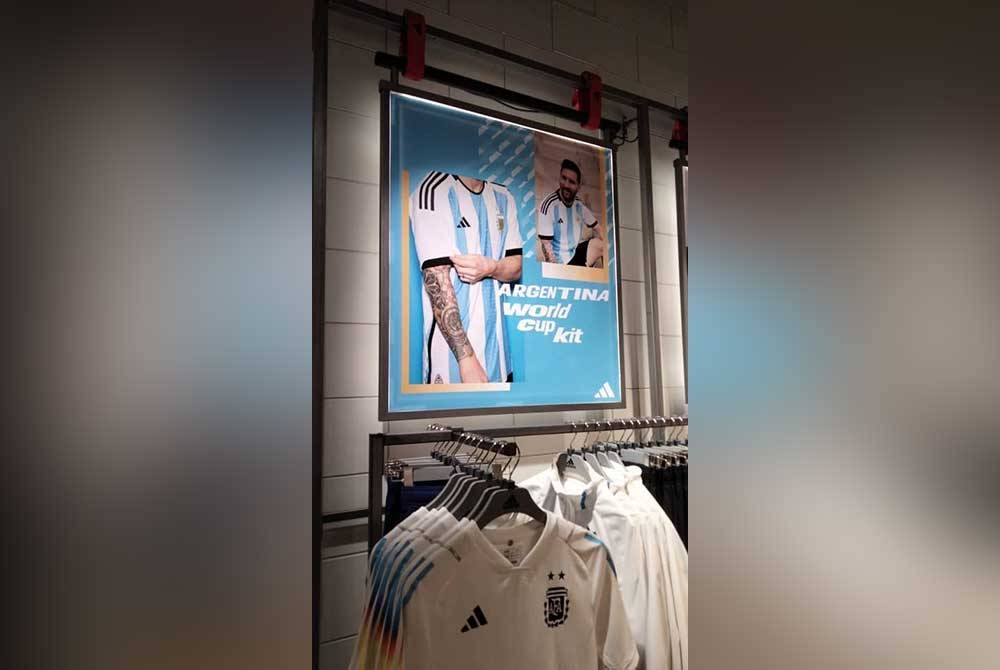 Tinjauan di sebuah kedai peralatan sukan mendapati hanya tinggal poster gambar Lionel Messi memperaga baju jersi Argentina dan baju latihan pasukan.