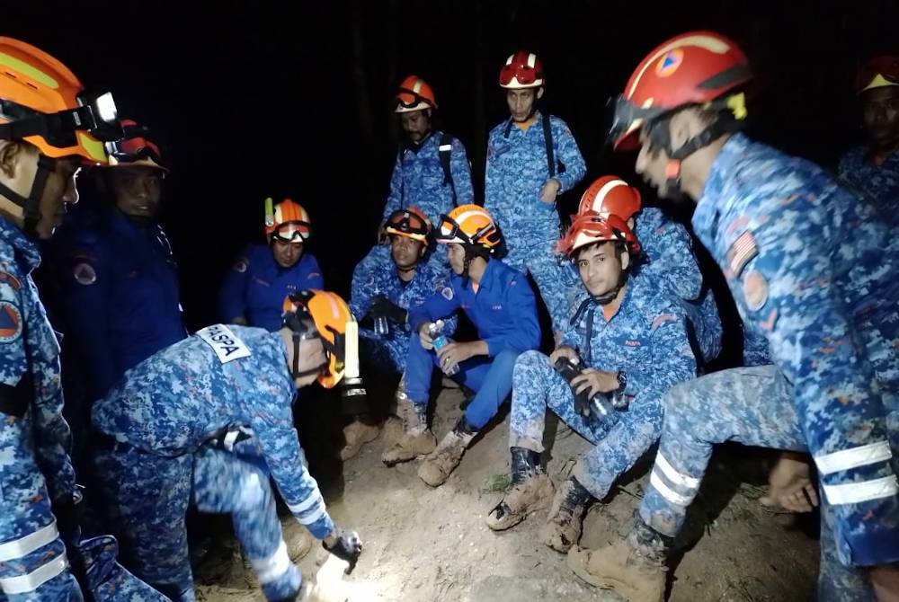 Anggota dan pegawai APM diberikan taklimat sebelum memulakan tugas mencari dan menyelamat di kawasan tanah runtuh di sebuah tapak perkhemahan di Father’s Organic Farm, Batang Kali.