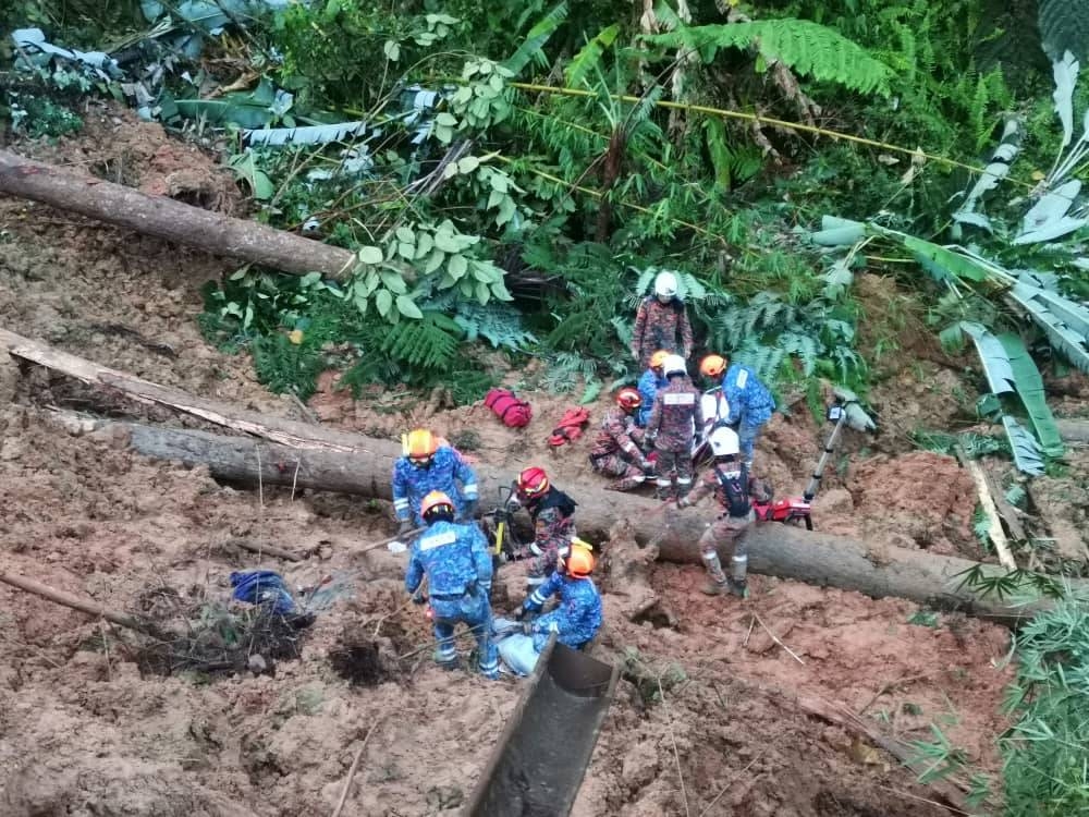 Anggota penyelamat giat mencari mangsa yang hilang dalam insiden tanah runtuh di Father Organic Farm, Jalan Genting, Batang Kali sejak Jumaat. - Foto APM Selangor