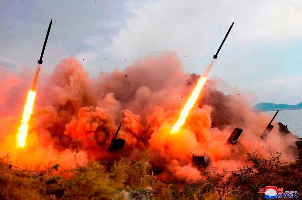 Korea Utara melancarkan dua peluru berpandu balistik ke Laut Timur pada Ahad.