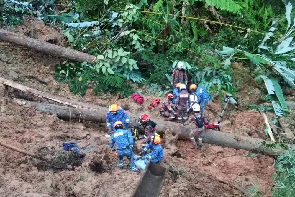 Anggota penyelamat giat mencari mangsa yang hilang dalam insiden tanah runtuh di Father Organic Farm, Jalan Genting, Batang Kali sejak Jumaat. - Foto APM Selangor