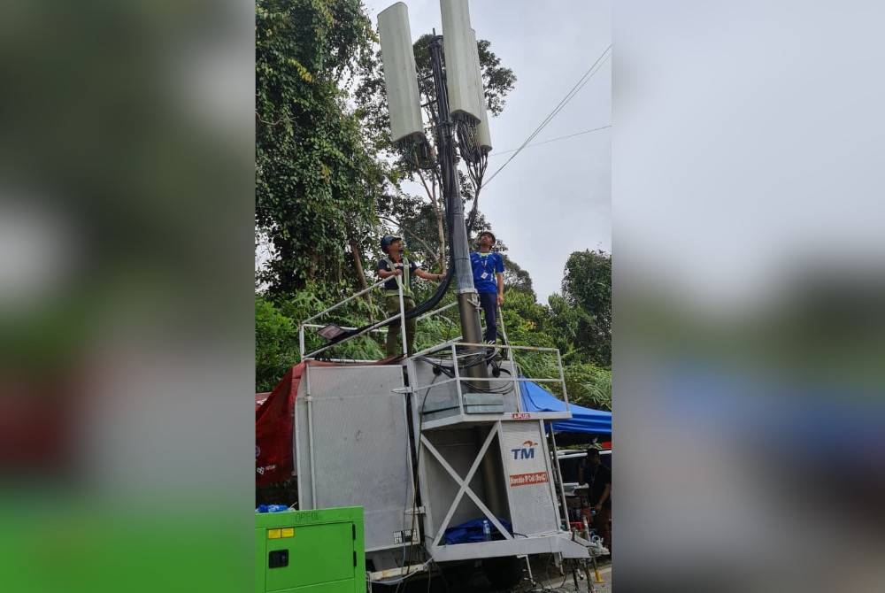 Petugas TM memantau set MovIC untuk menstabilkan talian telekomunikasi dan internet di lokasi kejadian tanah runtuh di Batang Kali.