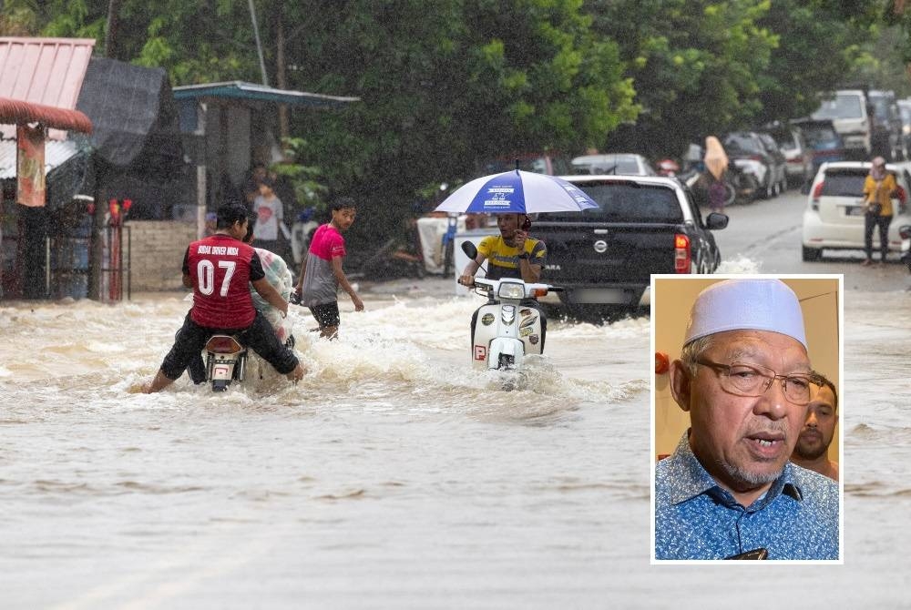 Beberapa kenderaan meredah jalan yang dinaiki air berikutan hujan lebat di Kampung Kubang Kual, Rantau Panjang pada Ahad. - Foto Bernama (Gambar kecil: Ahmad Yakob)