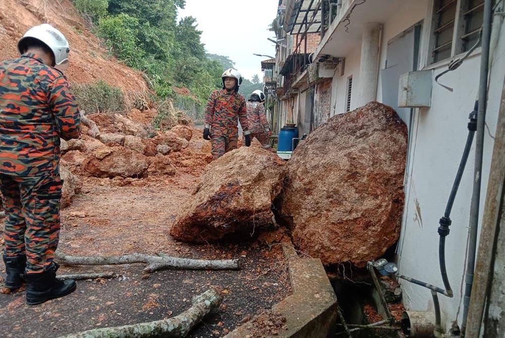 Anggota bomba Raub sedang melakukan pemantauan bagi memastikan kawasan terbabit benar-benar selamat.