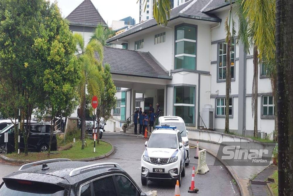 Beberapa pemimpin PN dilihat berkumpul di luar pekarangan Dewan PAUM Clubhouse pada Ahad.