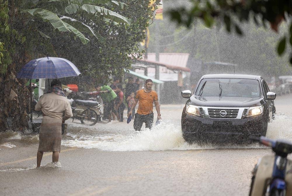 Beberapa kawasan di tujuh negeri berisiko banjir kilat dalam tempoh 24 jam jika berlaku hujan lebat atau ribut petir yang signifikan. - Foto Bernama