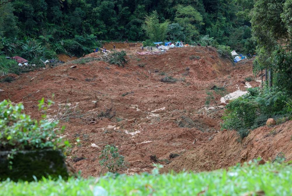 Keadaan tanah runtuh berhampiran tapak perkhemahan di Father&#039;s Organic Farm, Batang Kali. - Foto Bernama