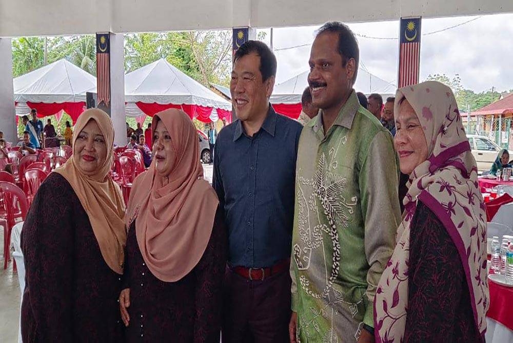 Sze Yee (tengah) bersama Kesavan (dua dari kanan) bergambar dengan masyarakat yang hadir pada Jamuan Perpaduan Rakyat di Sungai Siput.