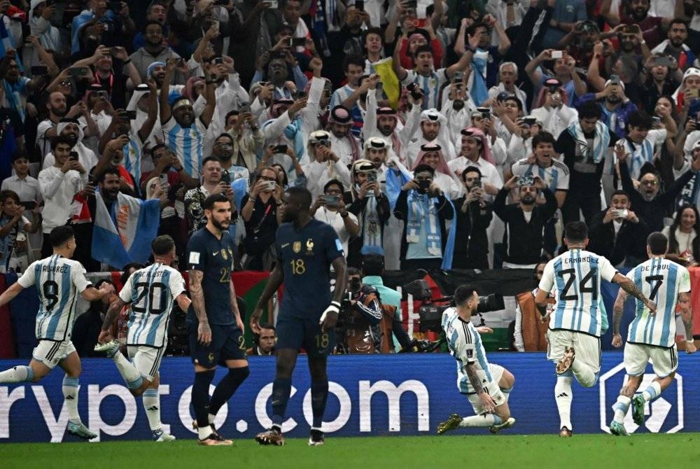 Pemain Argentina meraikan kemenangan menewaskan Perancis dalam perlawanan akhir Piala Dunia. -Foto AFP