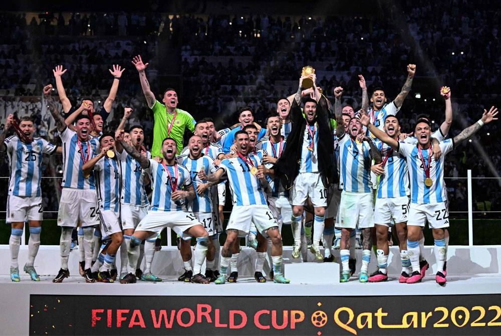 Messi bersama rakan sepasukan meraikan kejayaan Argentina muncul juara Piala Dunia Qatar 2022 di Stadium Lusail awal pagi Isnin. - Foto EPA