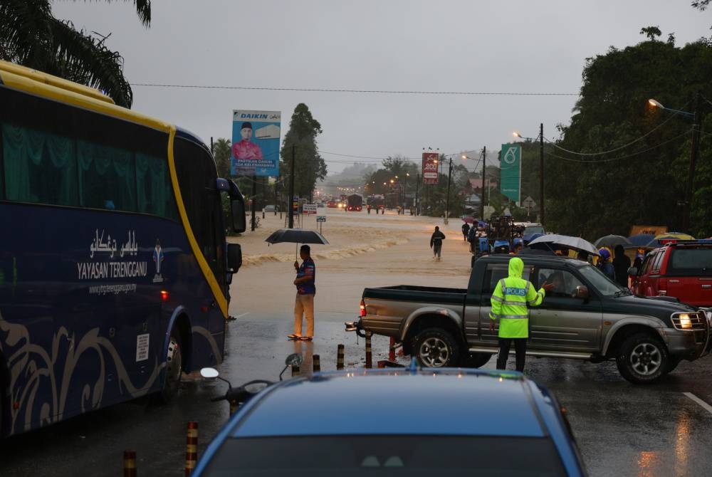 Keadaan jalan utama yang terputus hubungan akibat banjir semasa tinjauan malam Isnin. - Foto Bernama