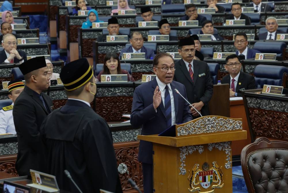 Perdana Menteri, Datuk Seri Anwar Ibrahim mengangkat sumpah sebagai Ahli Parlimen Tambun di hadapan Yang Dipertua Dewan Rakyat Datuk Johari Abdul pada Mesyuarat Pertama Penggal Pertama Parlimen ke-15 di Bangunan Parlimen, pada Isnin. - Foto Bernama