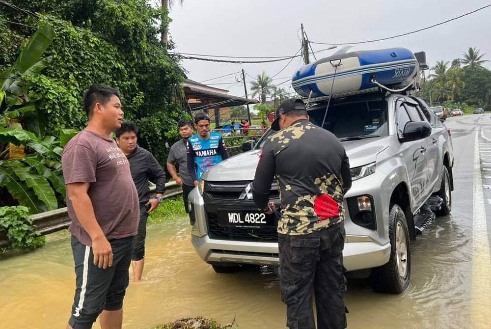 Azwan (dua dari kiri) bersama kumpulannya untuk menyertai misi bencana banjir di Terengganu.