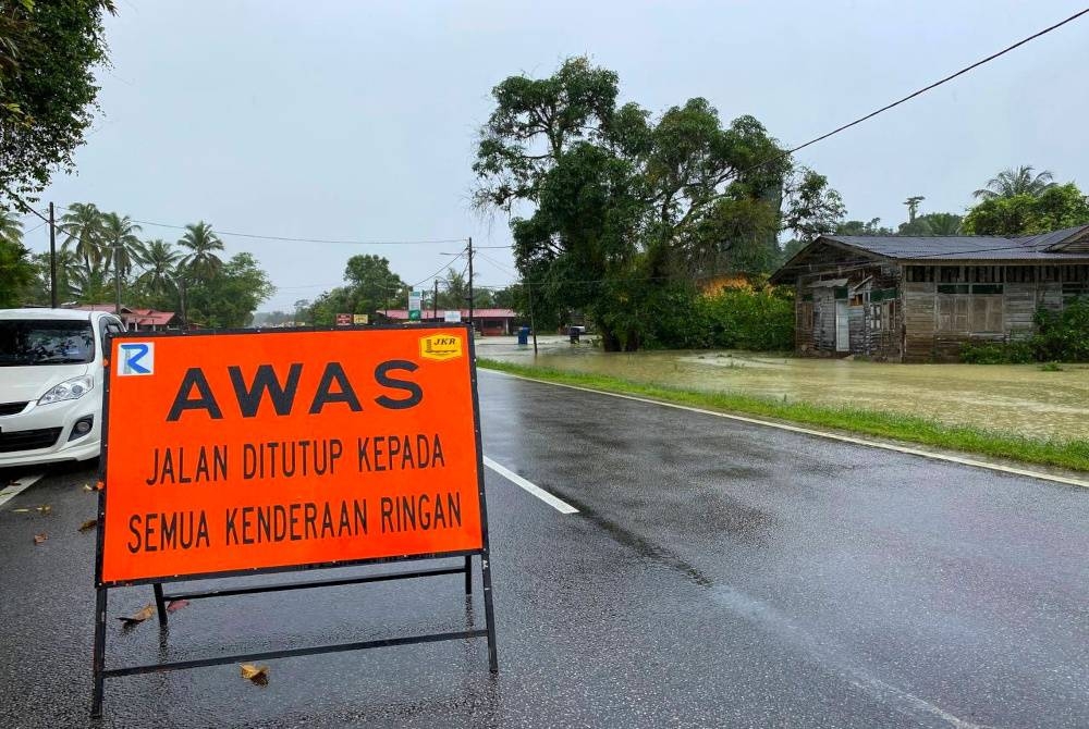 Laluan di Jalan Panggong Tiga Daerah, Bukit Abal yang merupakan laluan utama Kota Bharu - Kuala Terengganu ditenggelami banjir ekoran hujan lebat pada Isnin.