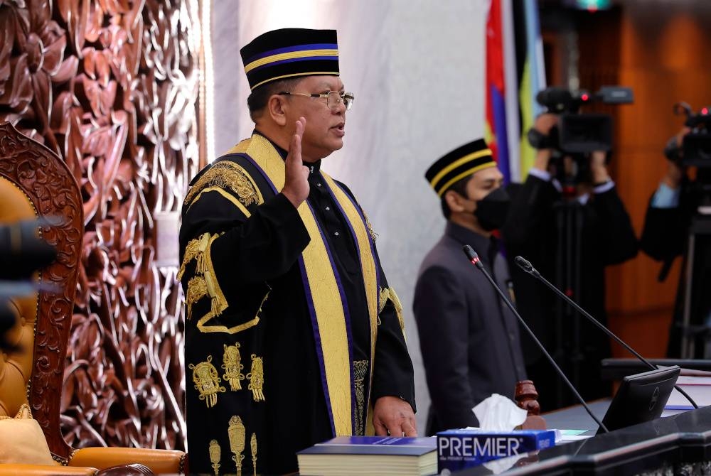 Johari Abdul mengangkat sumpah sebagai Yang Dipertua Dewan Rakyat yang baharu pada Mesyuarat Pertama Penggal Pertama Parlimen ke-15 di Bangunan Parlimen pada Isnin.