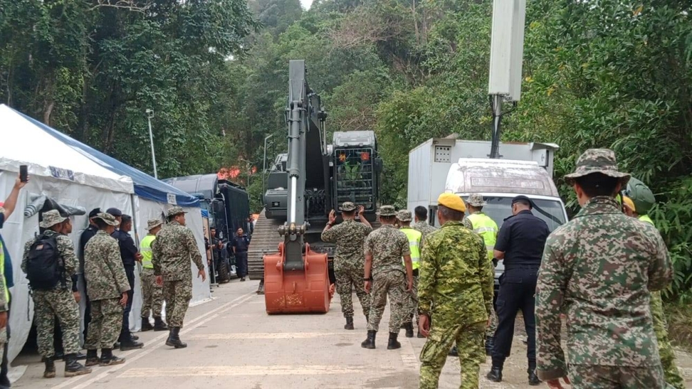 Jentera pengorek milik Angkatan Tentera Malaysia(ATM) tiba di lokasi tragedi tanah runtuh di tapak perkhemahan Hilltop di Father&#039;s Organic Farm, Jalan Genting- Batang Kali di sini.